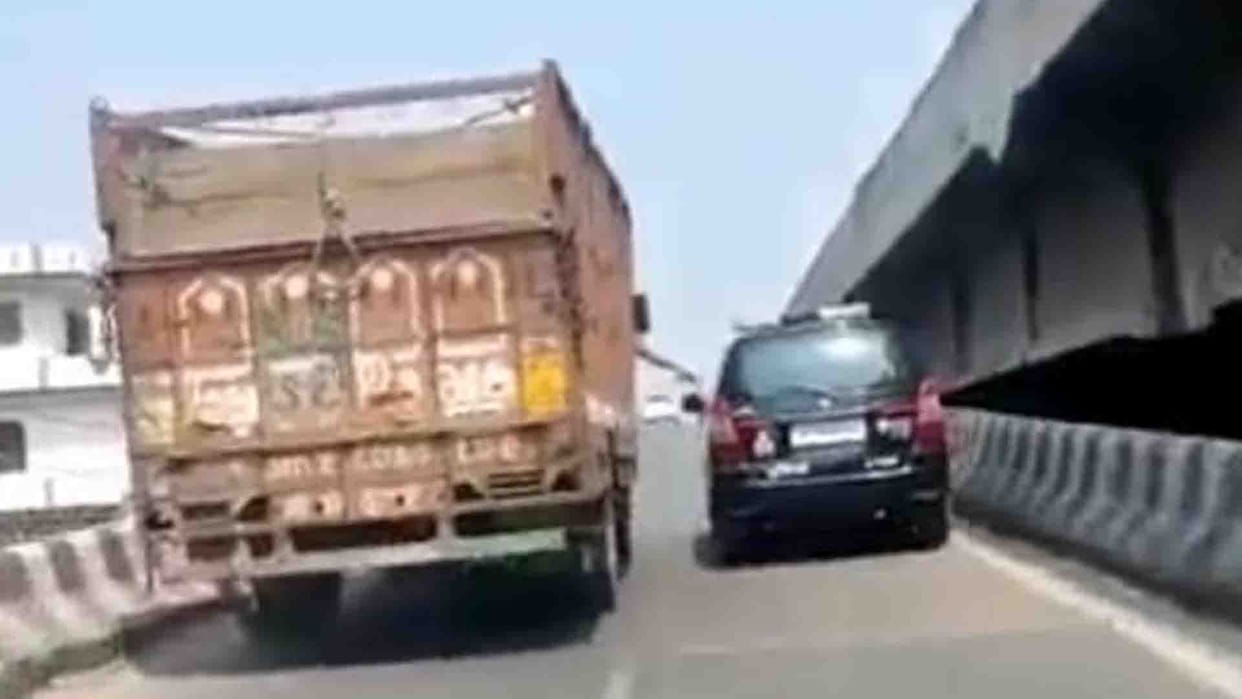 Four policemen suspended for extortion from animal smugglers