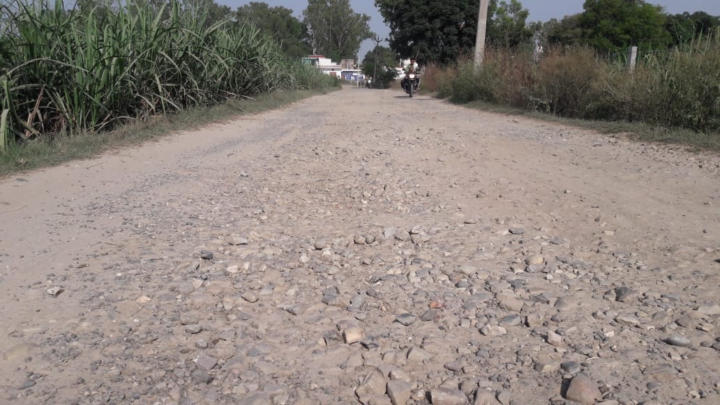 Khatauli-Nawla road is in disrepair, villagers are facing problems