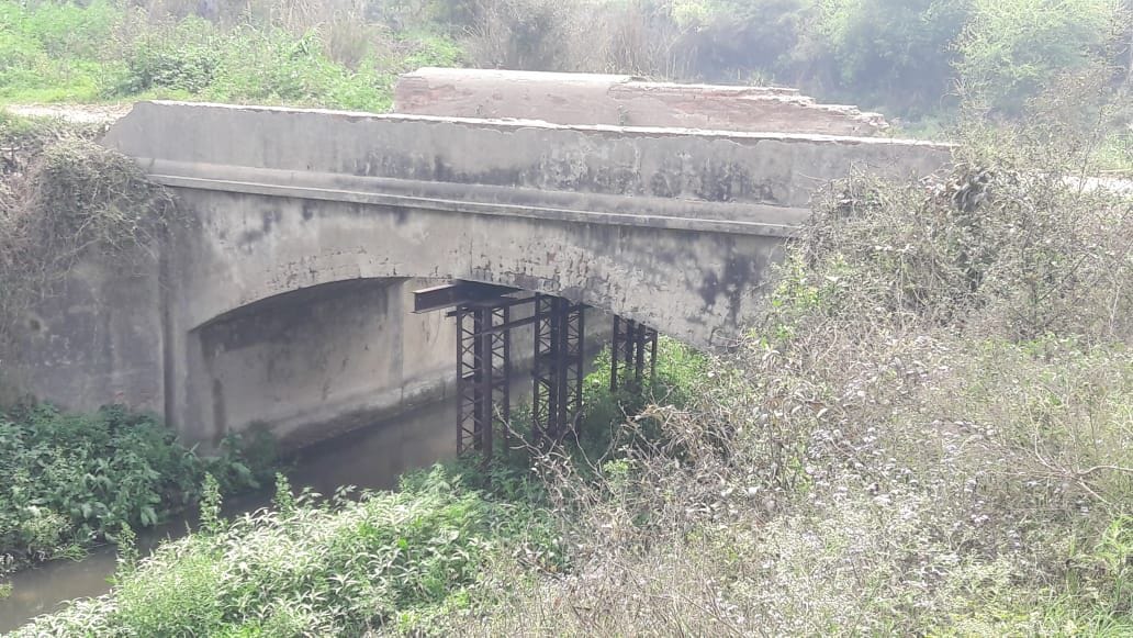 The bridge of the British times has reached a dilapidated state