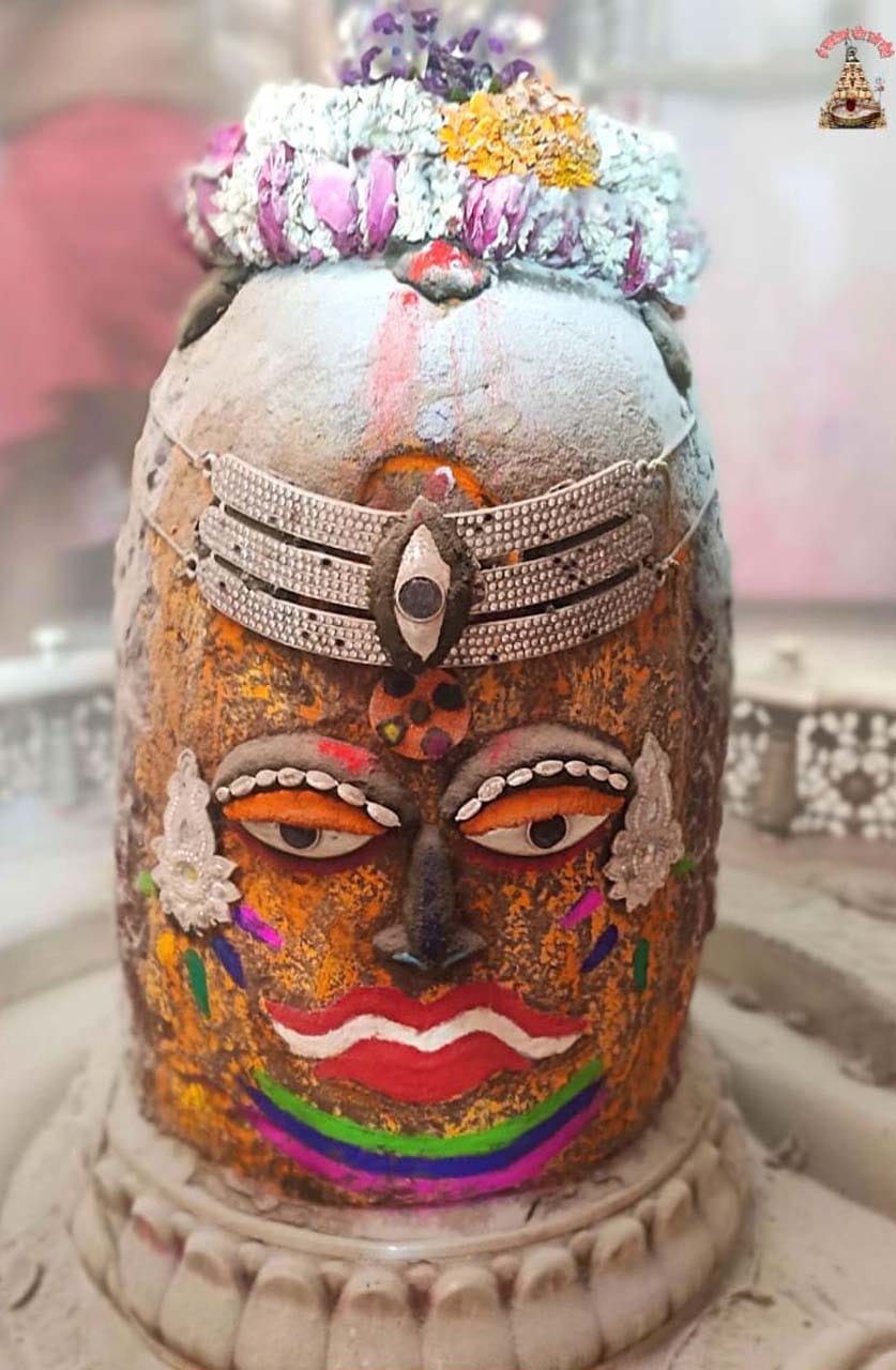 Ujjain: First of all, Money Rangpanchami in the courtyard of Mahakal, the color of Tesu flowers offered to Mahakal, devotees drenched in colors