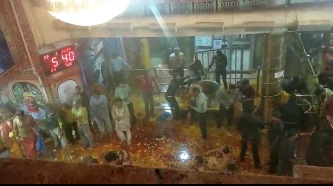 Ujjain: First of all, Money Rangpanchami in the courtyard of Mahakal, the color of Tesu flowers offered to Mahakal, devotees drenched in colors