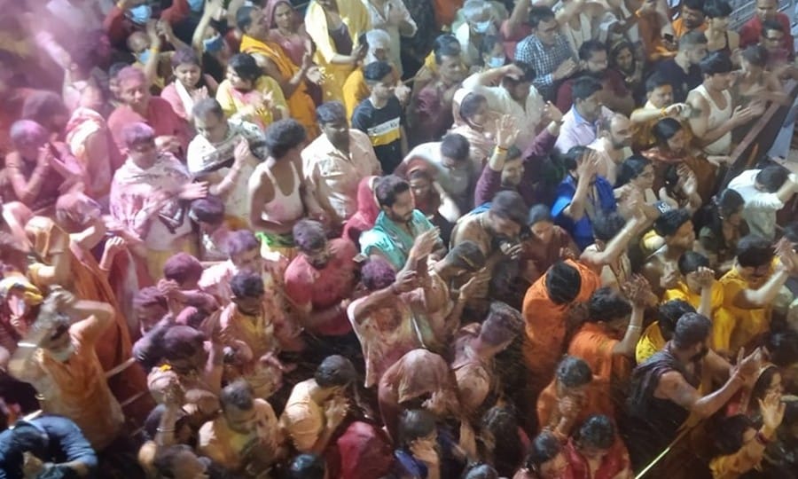 Ujjain: First of all, Money Rangpanchami in the courtyard of Mahakal, the color of Tesu flowers offered to Mahakal, devotees drenched in colors