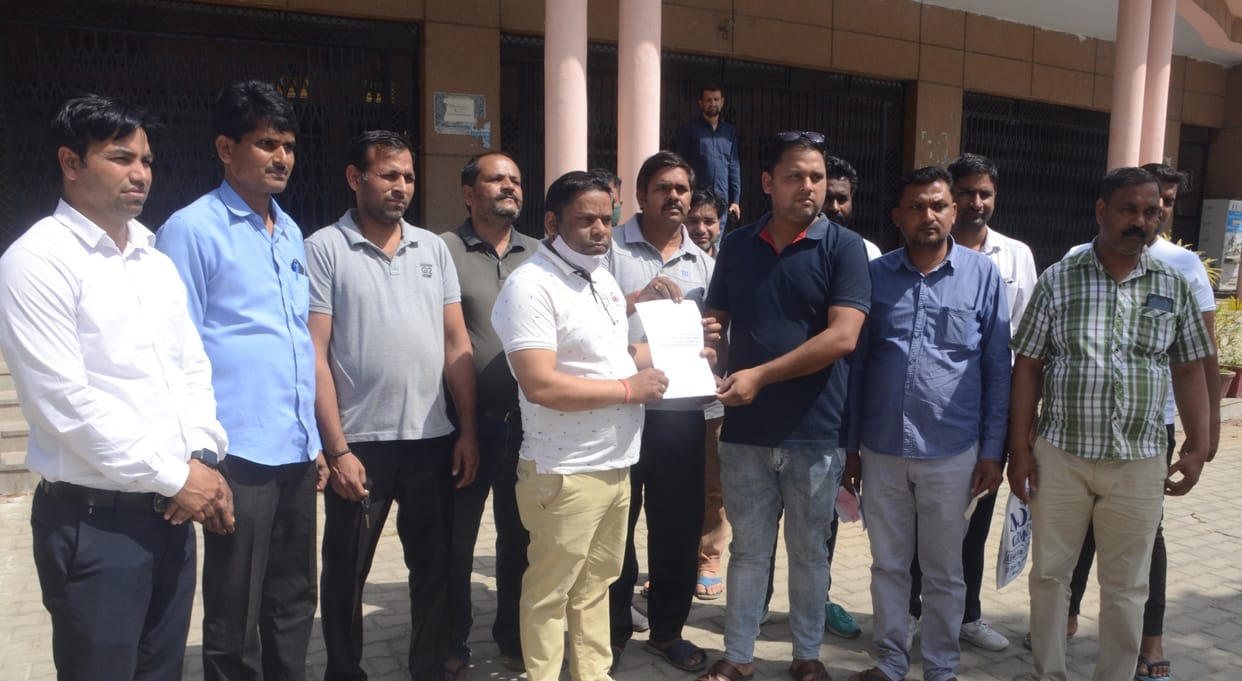 Uproar in the Collectorate against the increase in school fees