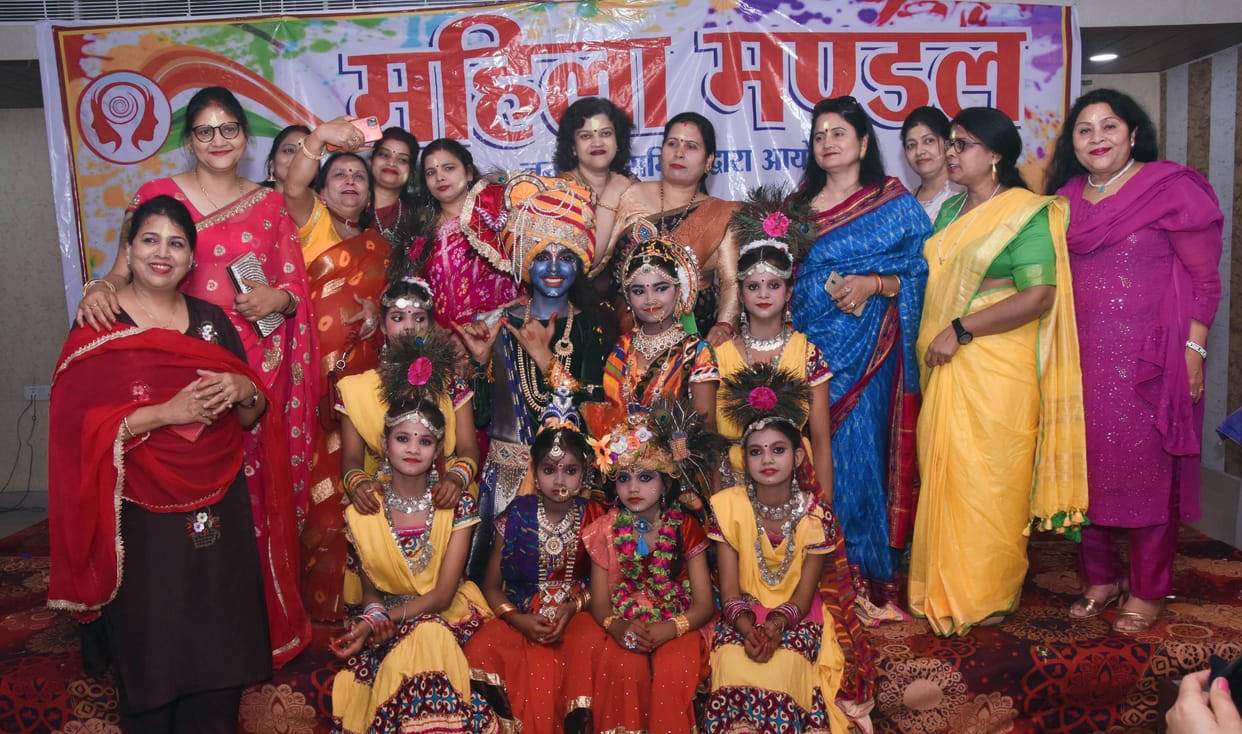 Abir-Gulal flew in the Holi meeting ceremony of Mahila Mandal
