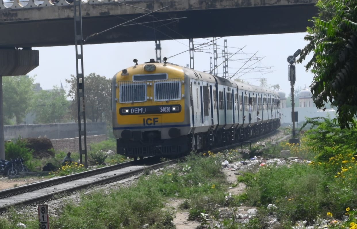 Vehicles were stuck due to jam, the gate could not be found, so the train had to be stopped in the middle