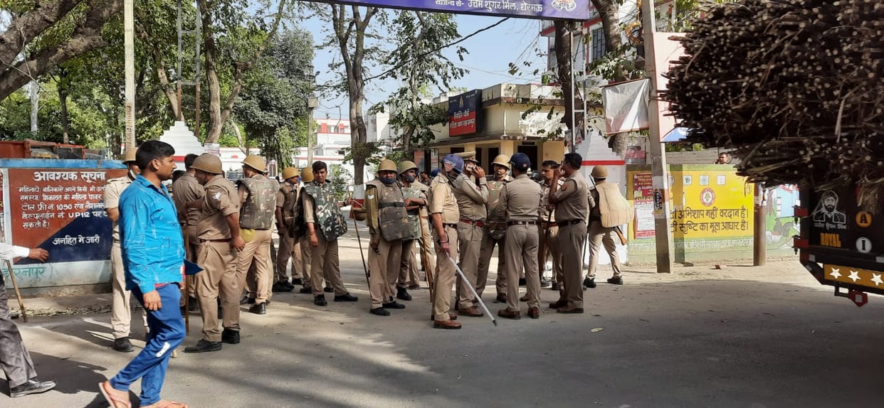 Police reprimanded Bajrang Dal workers with sticks