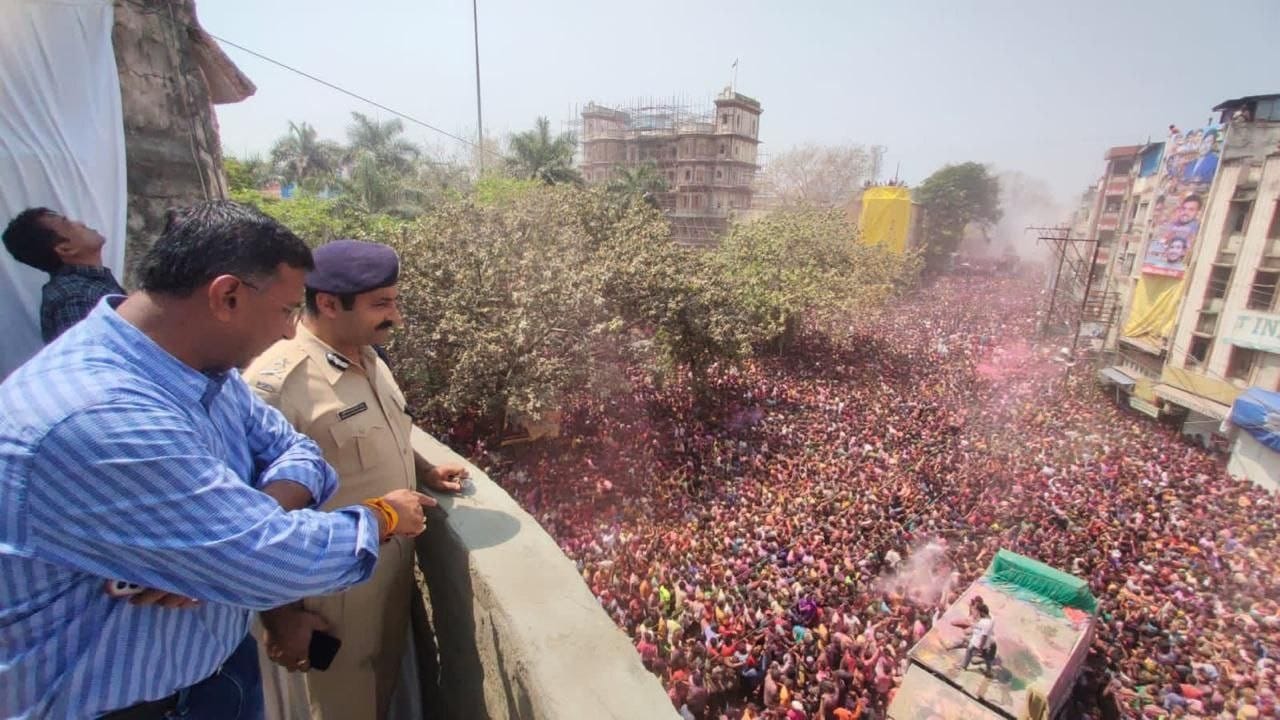 Indore: Lakhs of people gathered in colorful gar, colors blown by missiles, chanted Bharat Mata with saffron flag
