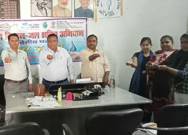 etawah news,Taking water in hand, took a pledge to conserve