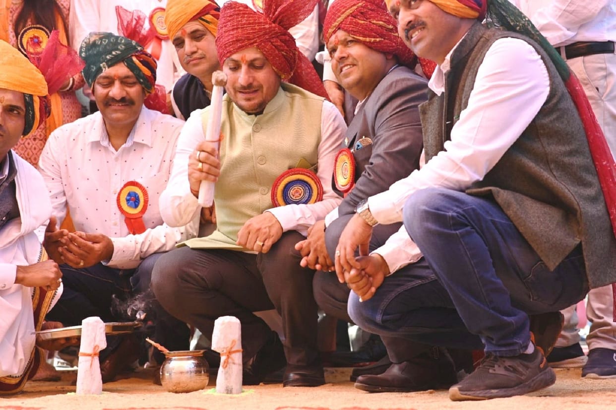 Beginning of Nalwar fair by putting pegs