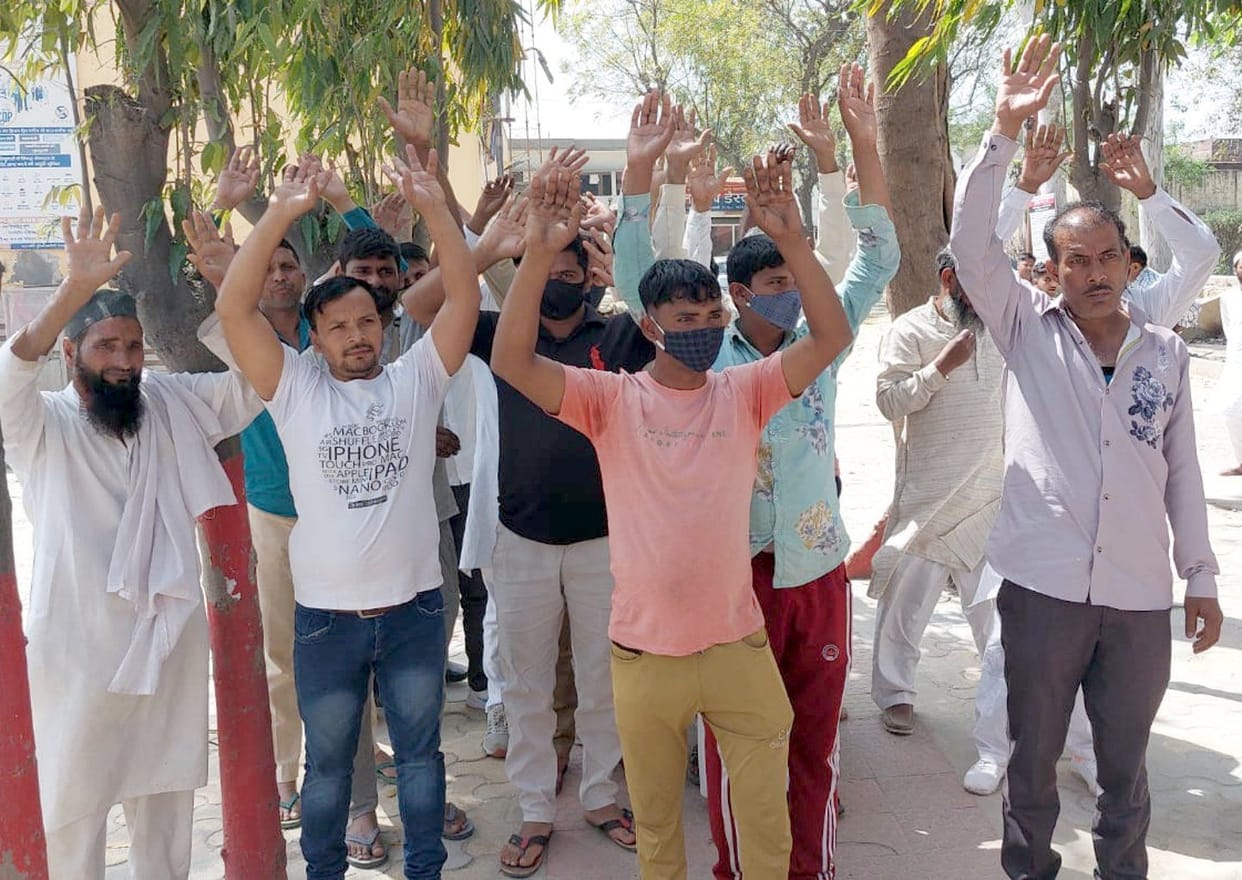 18 criminals reached the police station raising their hands
