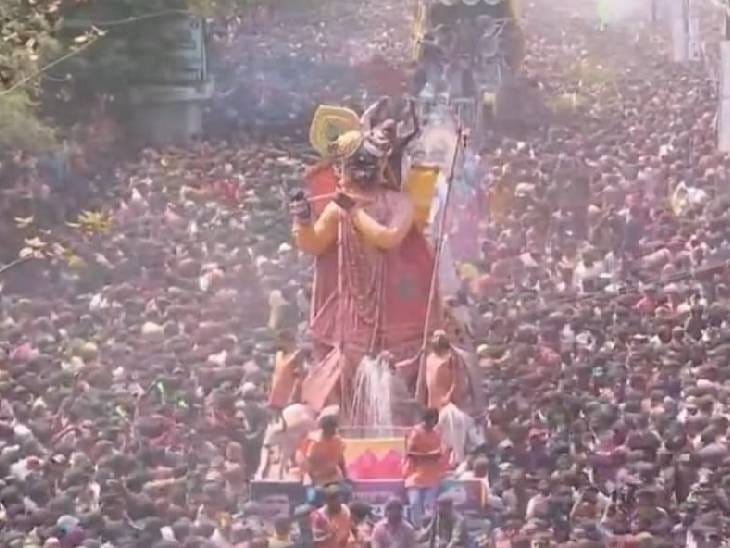 Indore: Lakhs of people gathered in colorful gar, colors blown by missiles, chanted Bharat Mata with saffron flag