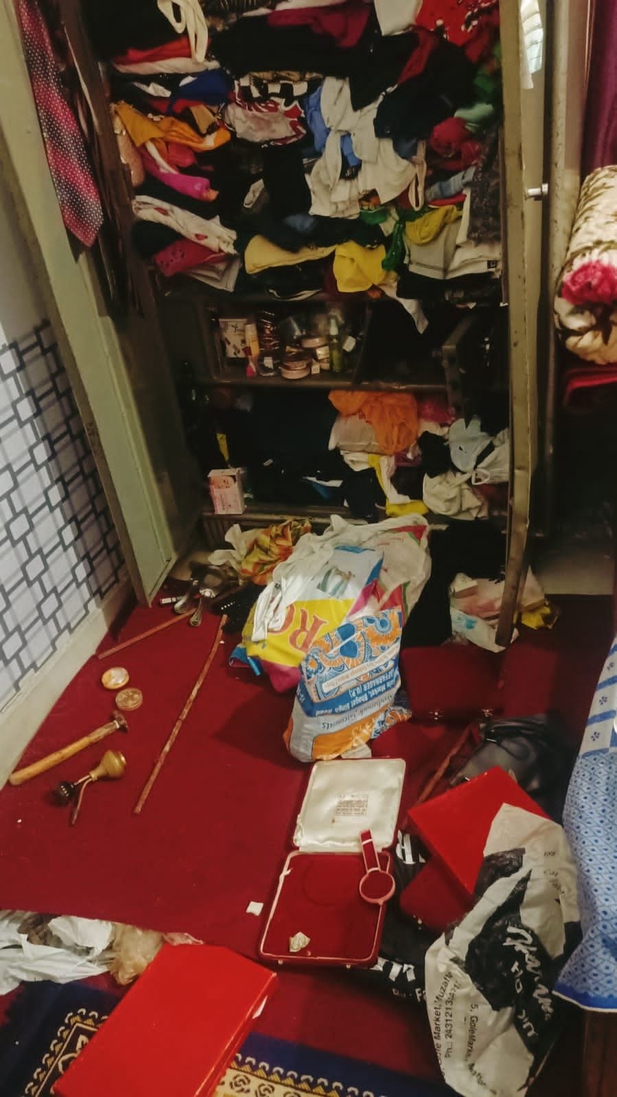 Goods worth lakhs were blown from the lawyer's house