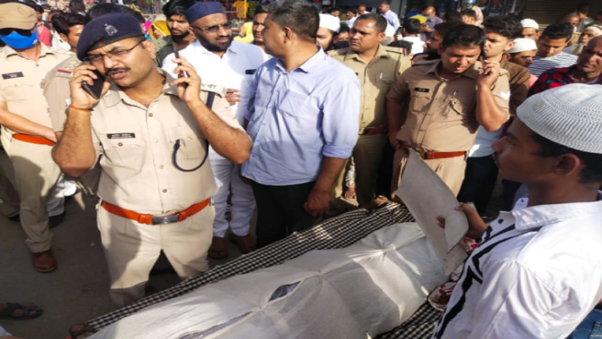 Meerut News: relatives have ruckus by placing dead body and demanded arrest of accused