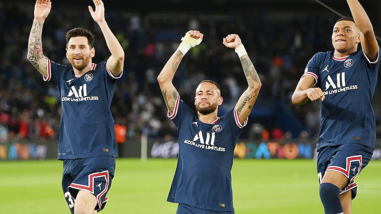 Footballer's Salary: PSG's star footballer Neymar earns 33.53 crores every month, Lionel Messi on second and Kylian Mbappe on third place