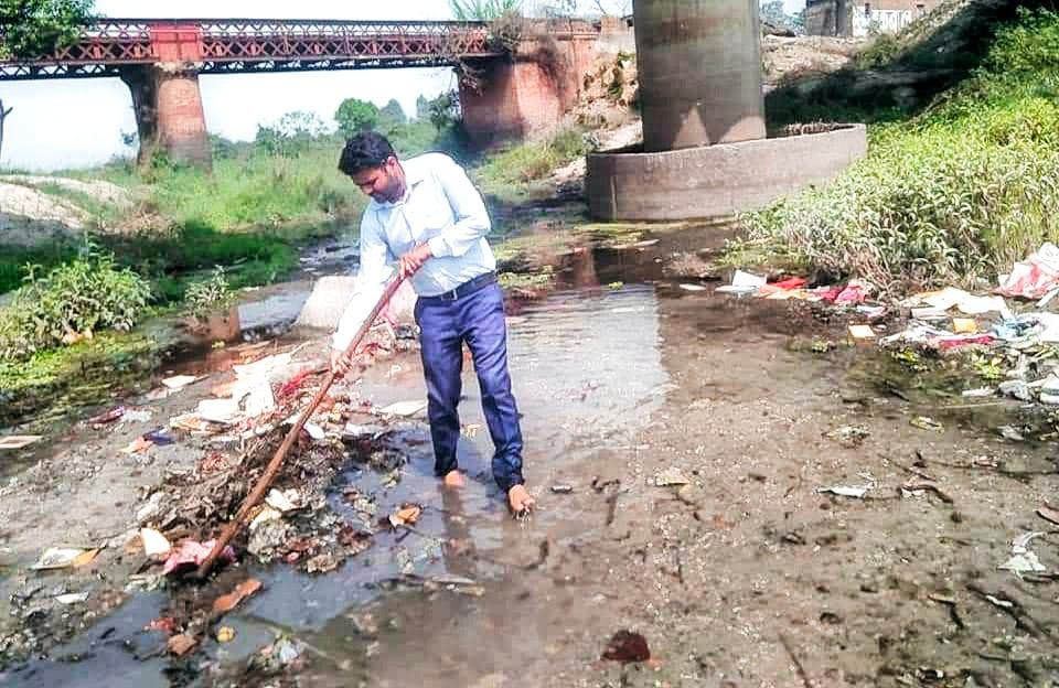 river cleaning by Ashutosh Mishra