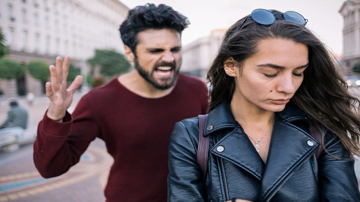 relationship tips five signs that indicate you date wrong person