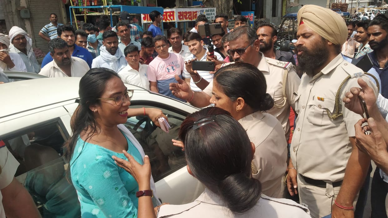 Case registered against woman for obstructing government work in in Sirsa of  Haryana