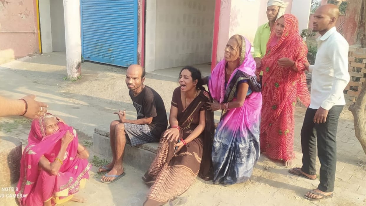 Gorakhpur feeder man died while going to hospital his hand was cut in conveyer machine read detail police probing matter