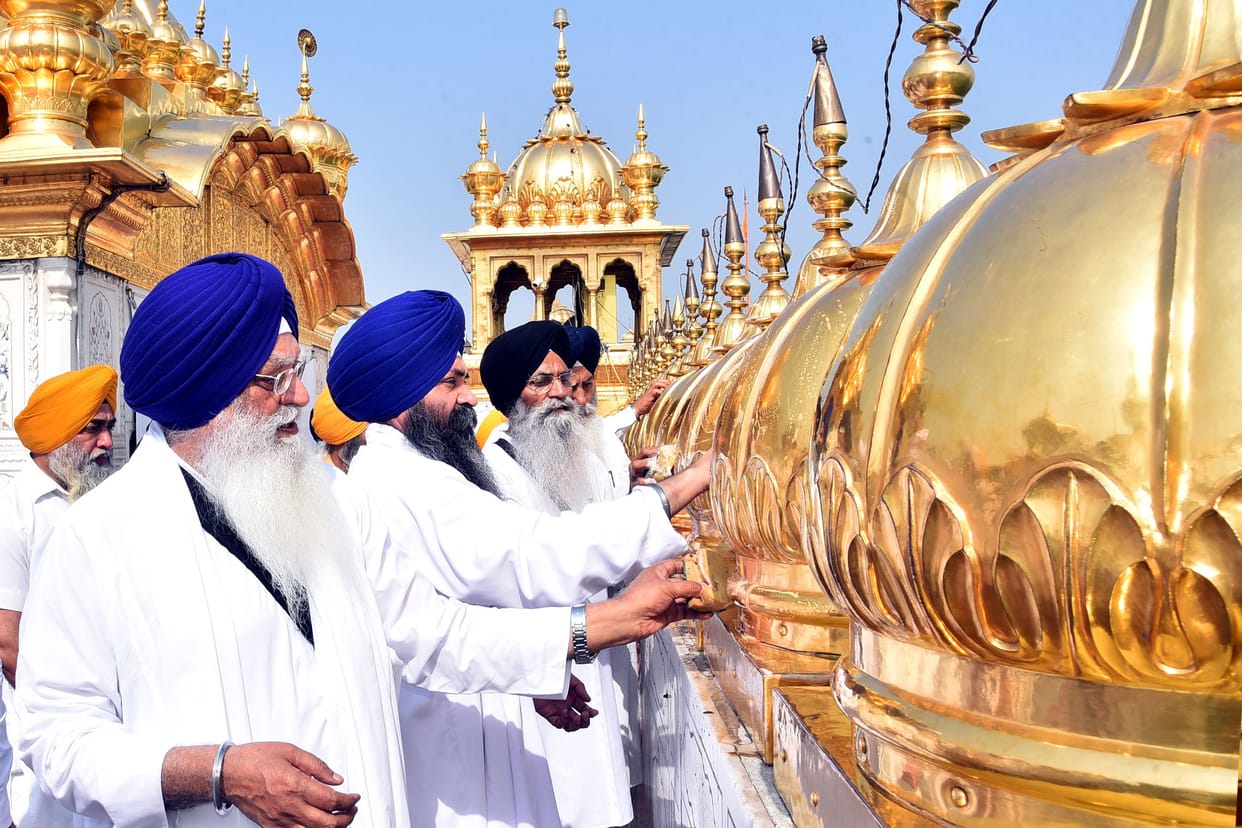 Gold washing service started after Ardas in Shri Harmandir Sahib