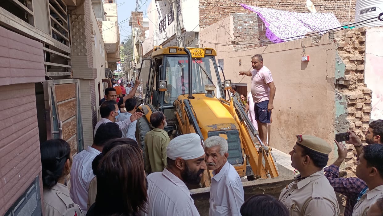 City council got JCBs removed outside 100 houses in 3 hours, street residents protested, two people detained, later released