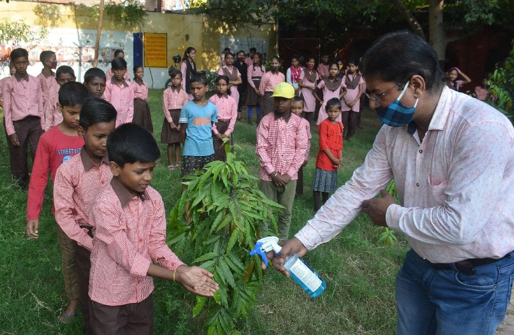 Amar Ujala Abhiyan Education Health Children learning covid protocol along with studies in schools in varanasi