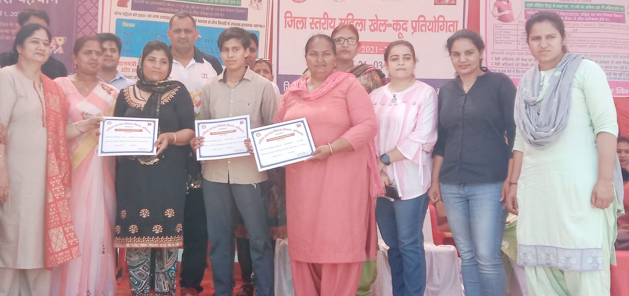 Sunita in matka race and Sushila won in potato race