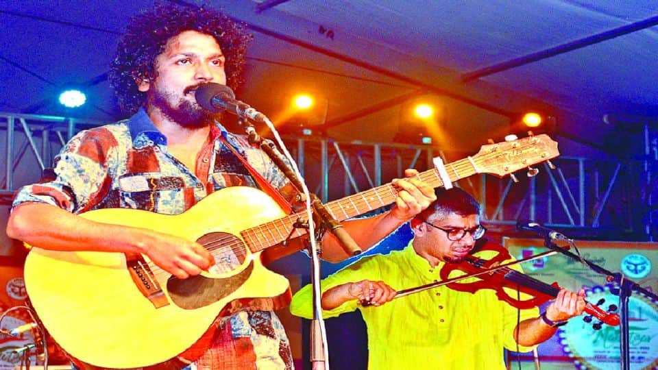 Mumbai Kabir Cafe Band performed in taj mahotsav Agra