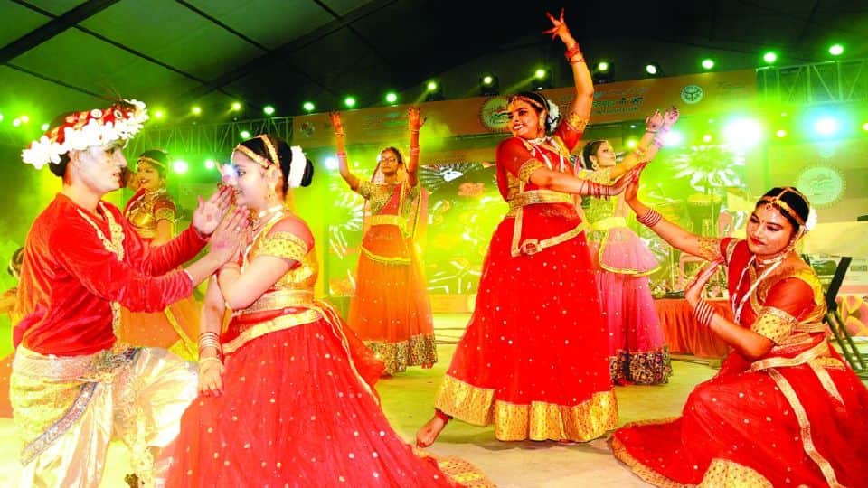 Mumbai Kabir Cafe Band performed in taj mahotsav Agra