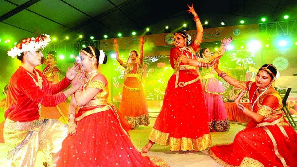 Mumbai Kabir Cafe Band performed in taj mahotsav Agra