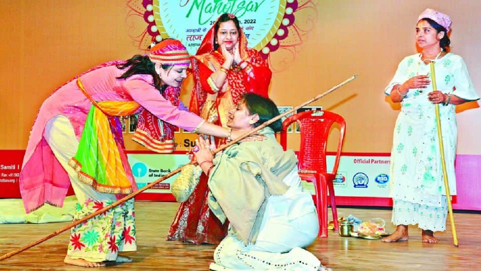 Mumbai Kabir Cafe Band performed in taj mahotsav Agra