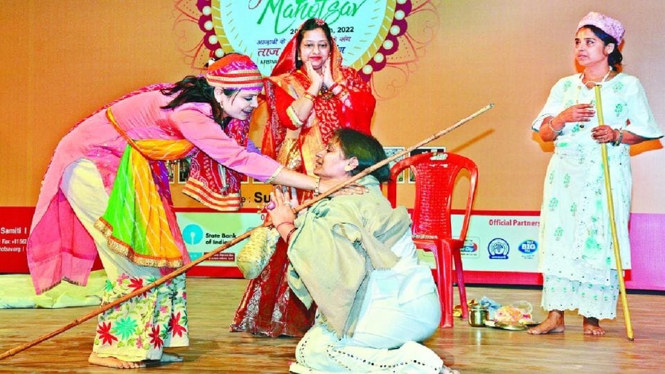 Mumbai Kabir Cafe Band performed in taj mahotsav Agra