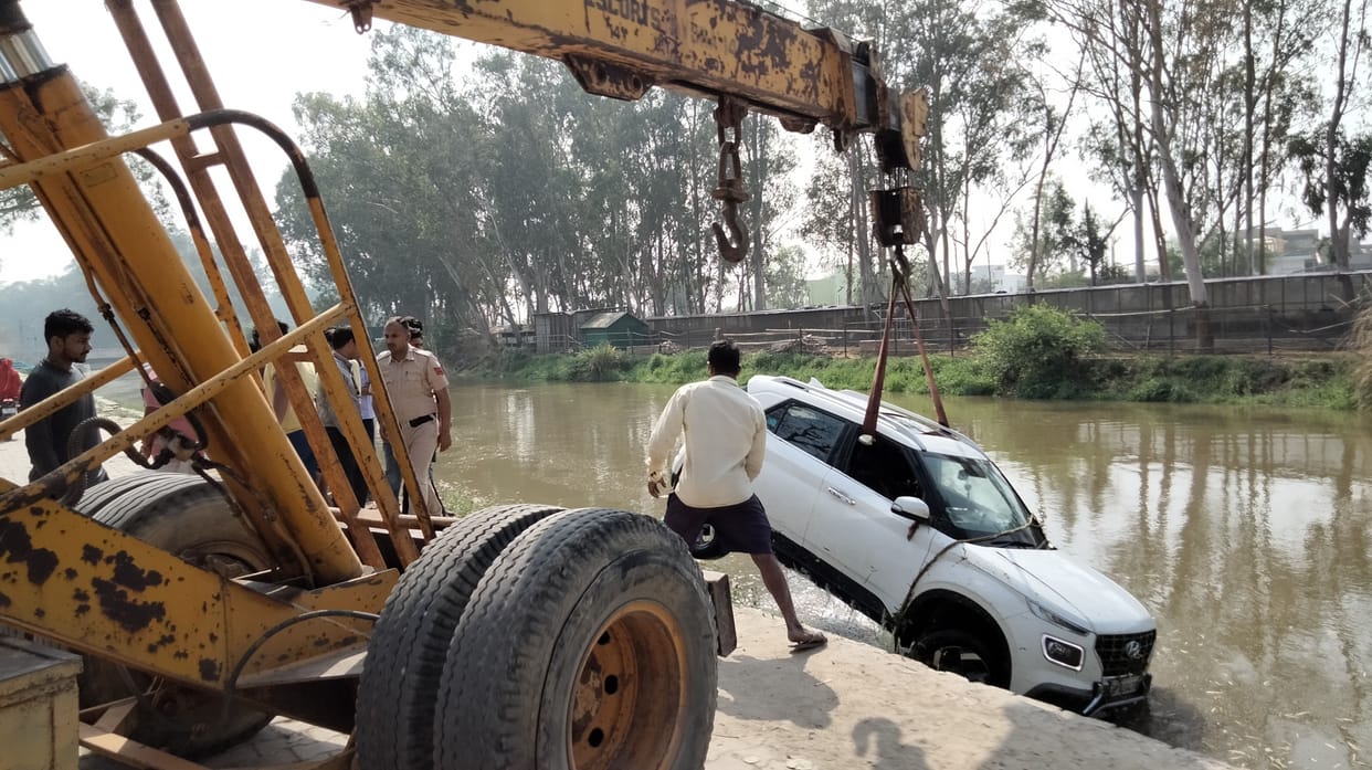 Car fell in Bhaloth branch, two youths narrowly left