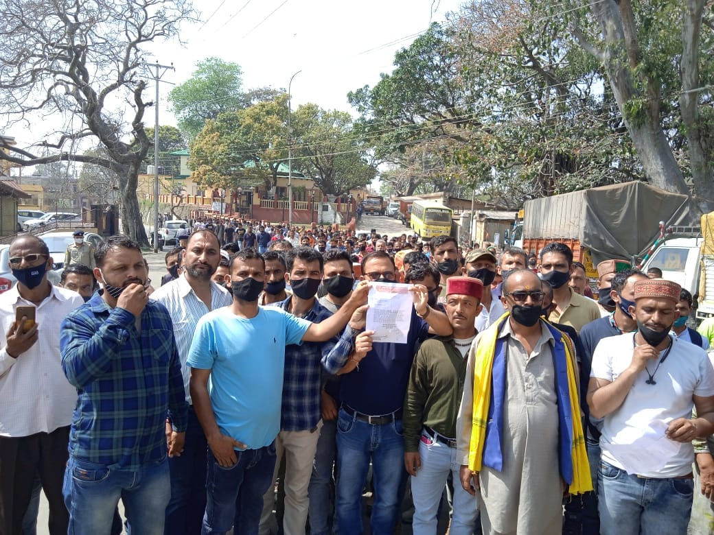 swaran samaj strike for their demand in nahan on monday