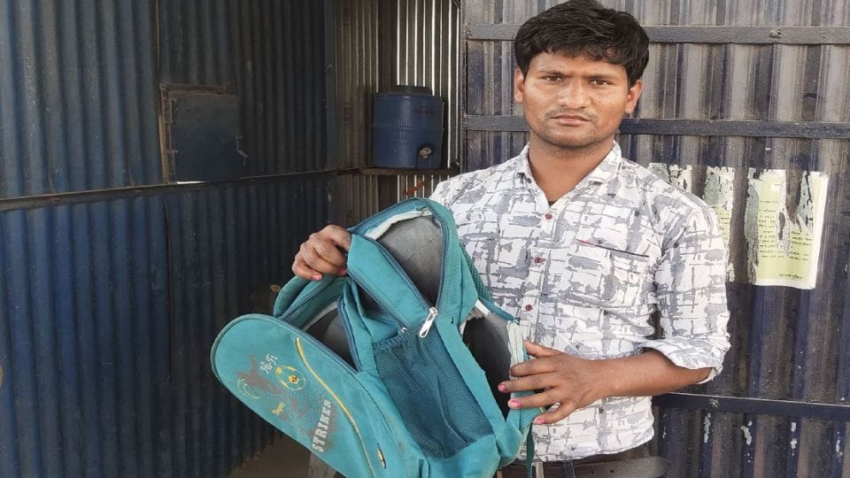 Six lakh rupees stolen by cutting the businessman bag in the bus in Agra