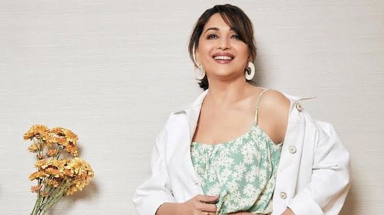 Madhuri Dixit:माधुरी दीक्षित ने ऐसा टॉप पहन कराया फोटोशूट, लग रहीं बेहद हसीन - Madhuri Dixit Latest Photoshoot In White Pant Suit With Floral Print Top Looking Younger Her Age - Amar