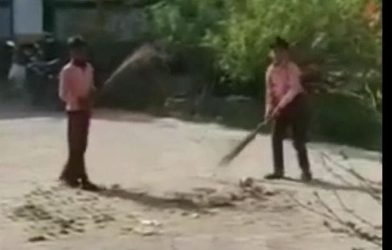 Kanpur dehat : Students sweep in Akru Primary School, video goes viral