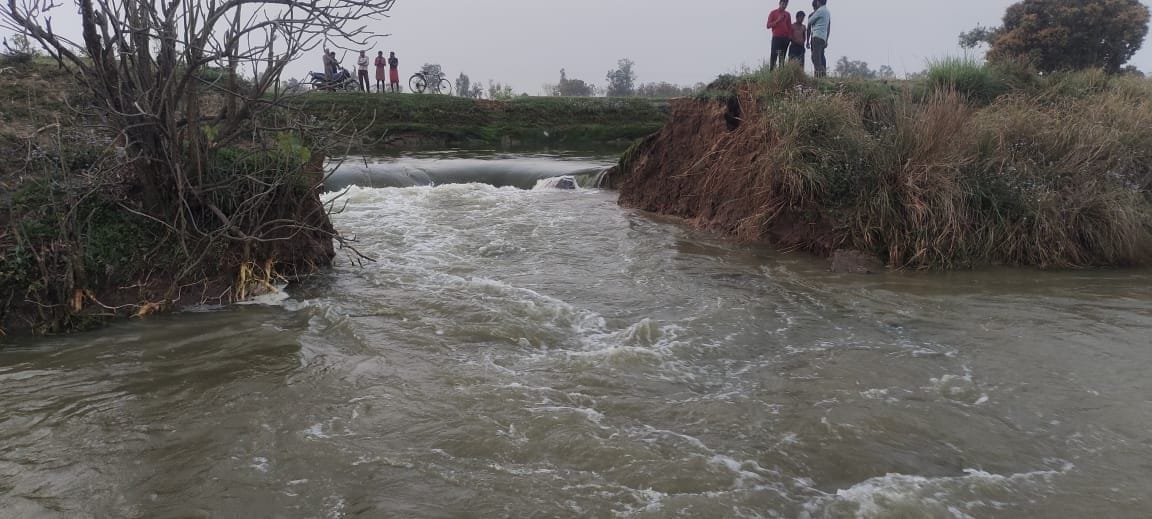 Adhauli Minor broken, hundreds of bighas of crop submerged