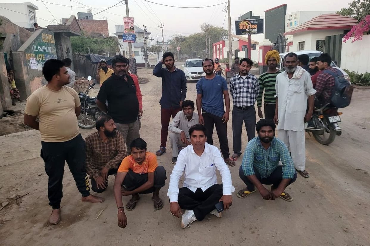 Villagers demonstrated by sitting in the pits in Purkhas Marg