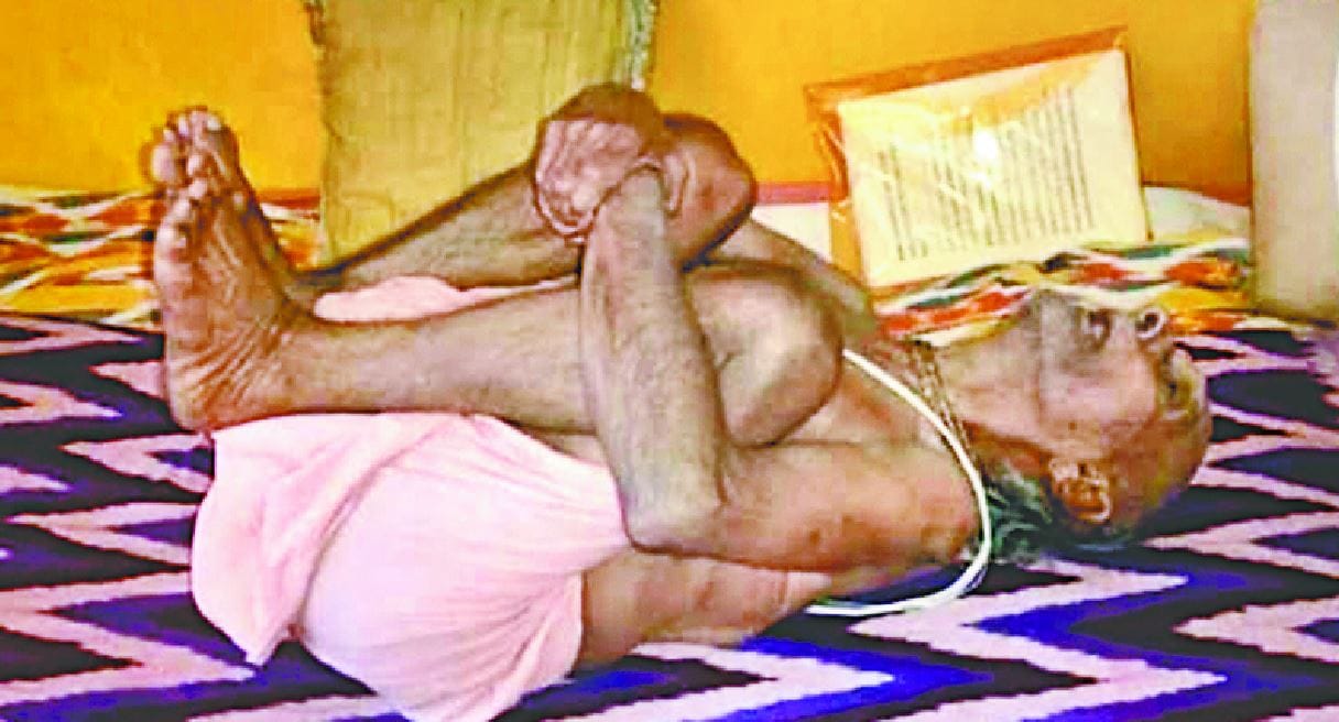 126 Years old Yoga Guru from varanasi Baba Shivanand gets Padma shri award  his Parents and sister died due to hunger