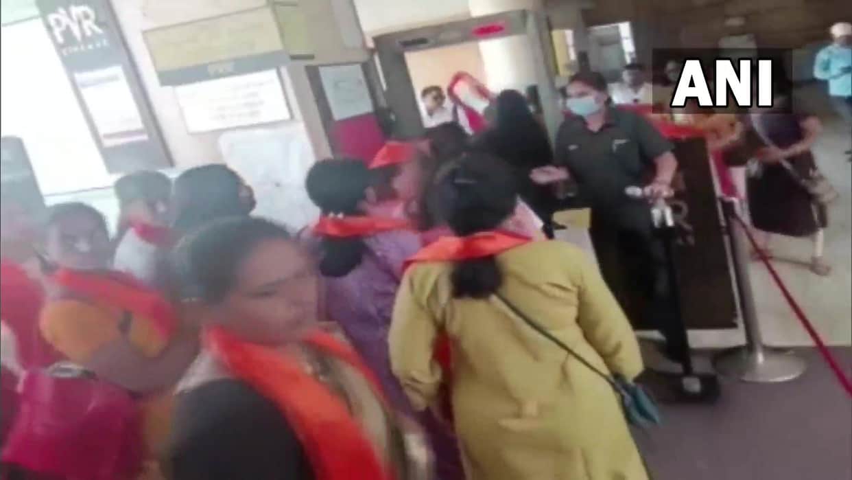 The Kashmir Files: Women reached the theater in Nashik to watch movie wearing saffron stole after the ruckus the matter reached the scuffle