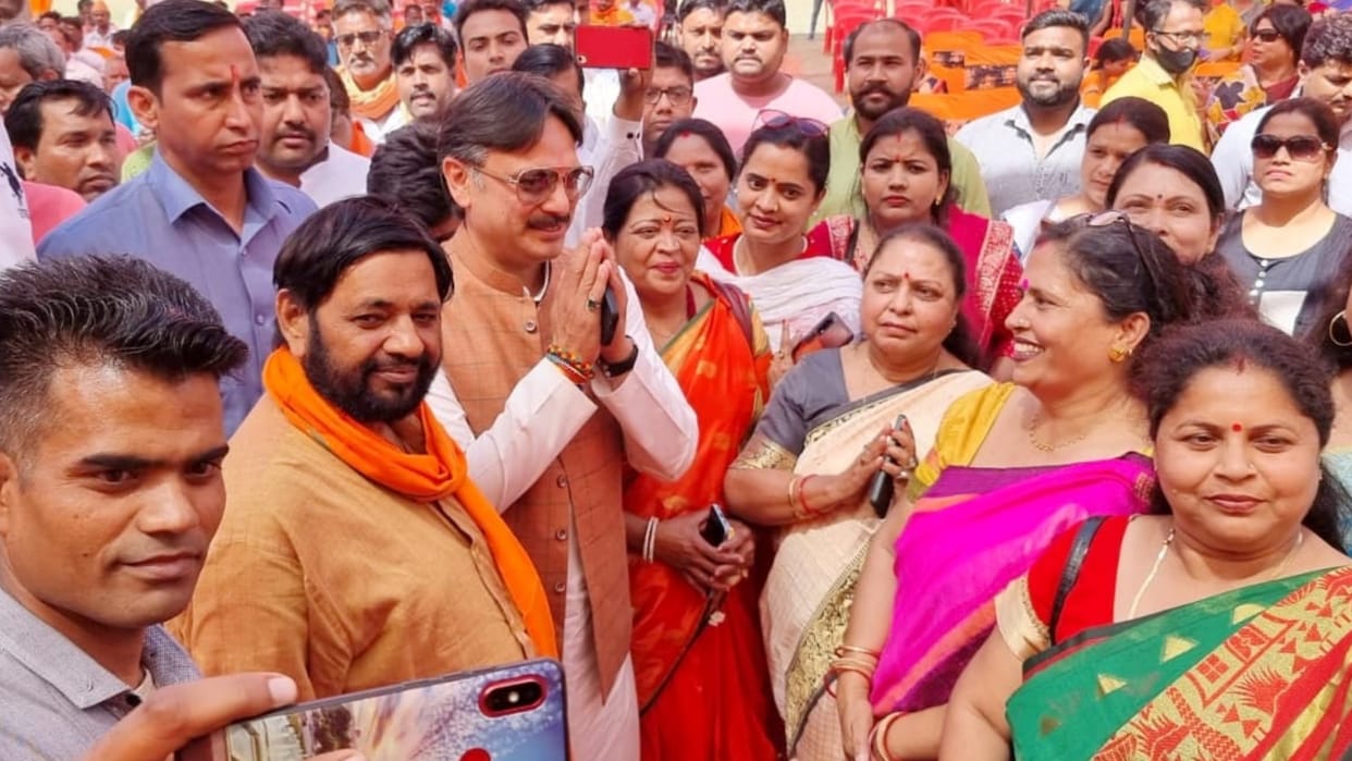 BJP MLA Dr Rajeshwar Singh addresses a meet in sarojini nagar.