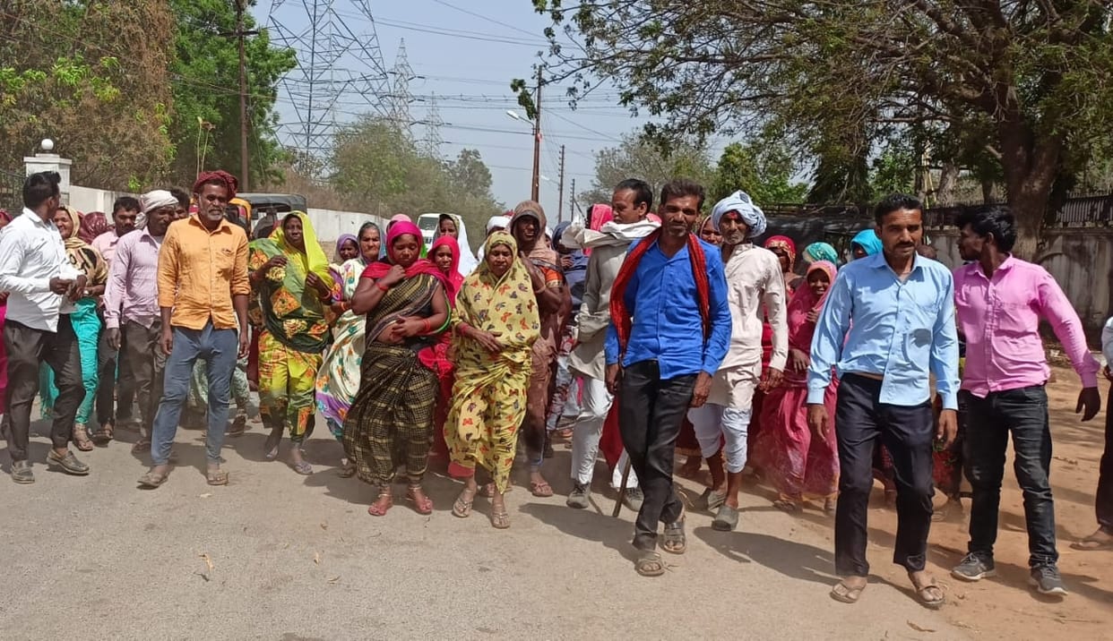 Villagers reached Collectorate in support of Kotedar, accused the inspector of taking arbitrary action