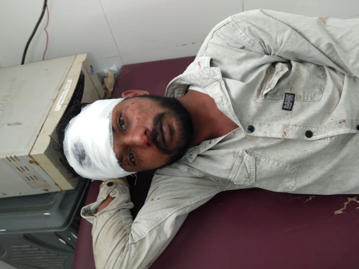 If he did not give money to drink liquor, then the bottle was hit in the head, the miscreants also took the cash