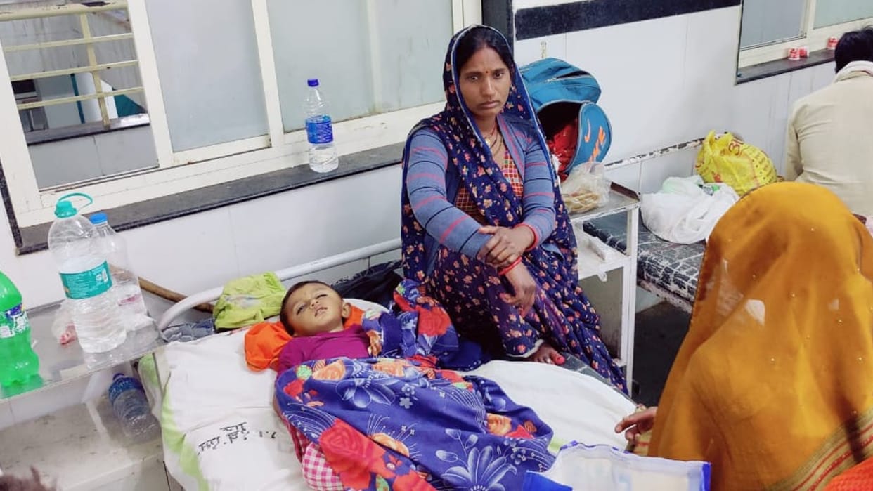 Chhatarpur: The innocent was watching the riot of Holi, fell in the road 15 feet below the roof