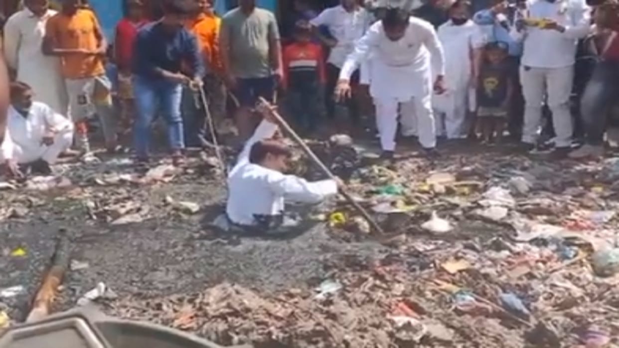Delhi: AAP councilor cleaned up after getting down in the drain then people bathed with milk