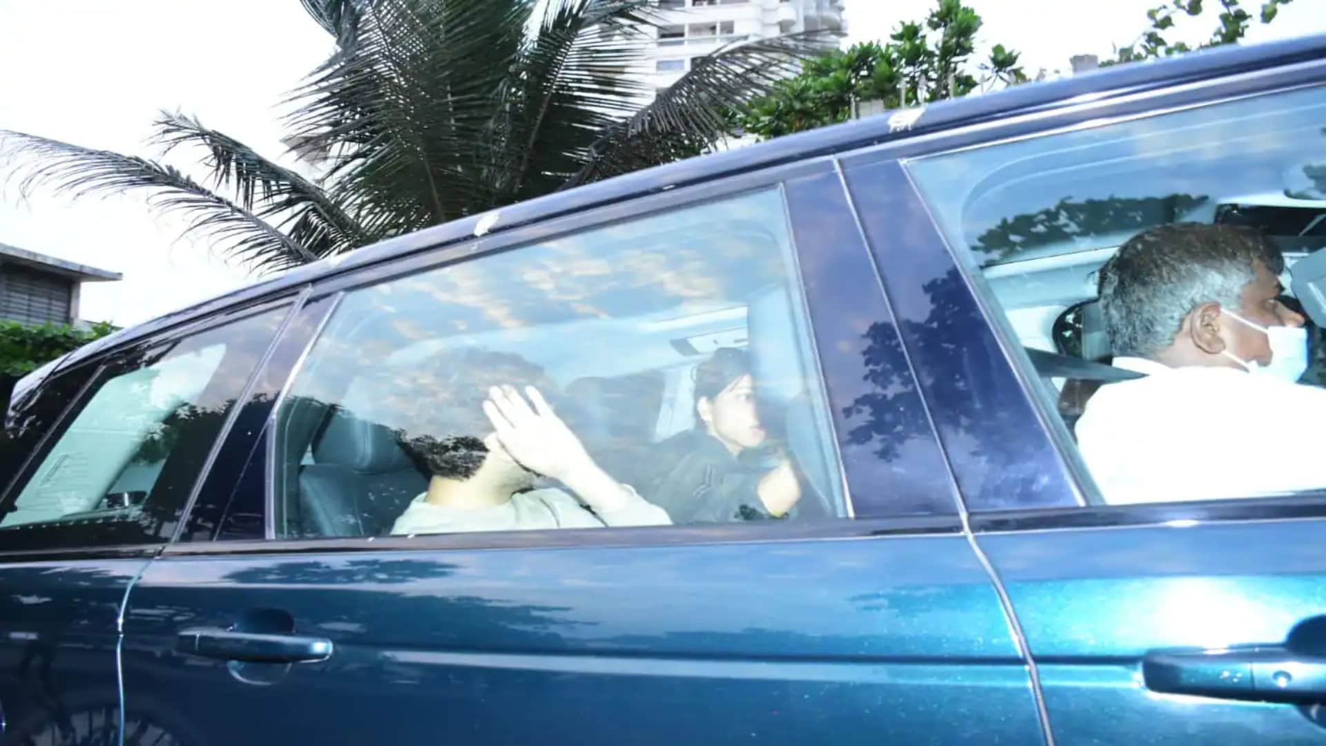 Suhana Khan: Shahrukh khan daughter Suhana Khan was spotted with Mystery Man fans asked Who is he?