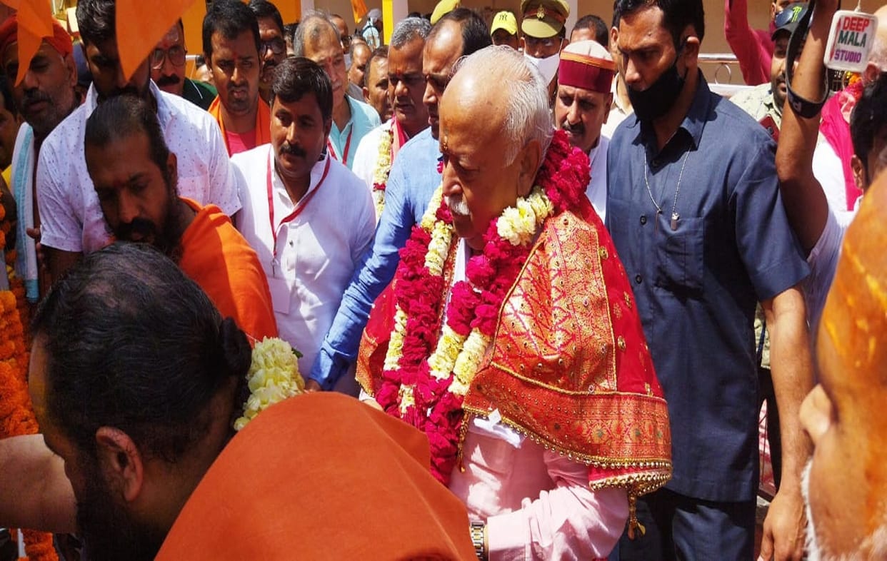 Rss chief mohan bhagwat visit ghazipur worship in  siddhapith hathiyaram math said You are real lion we roar with your energy