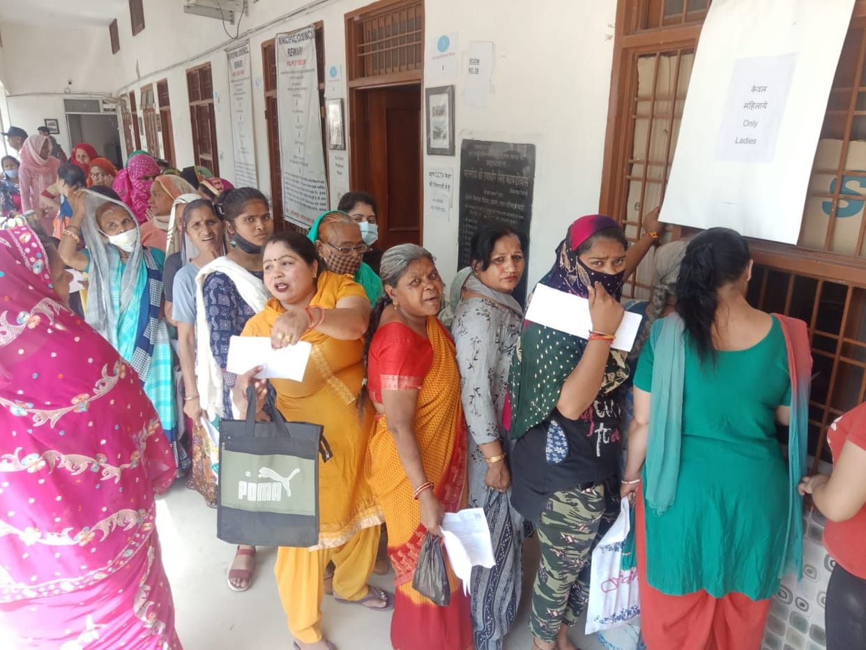 Queue at the counter to deposit tax, people are waiting for hours