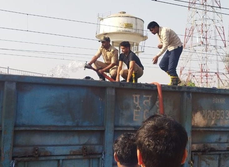 Kanpur Dehat : Fire broke out in coal laden wagon of goods train, fire brigade extinguished it