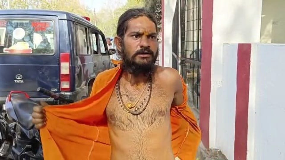 police brutally beat up key man who was going to do duty in mahoba